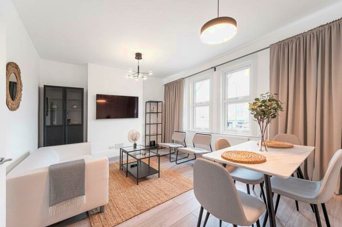 2 Bedroom Flat To Rent In Bowes Road, Arnos Grove, London, N11