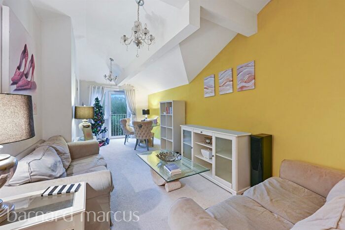 2 Bedroom Flat For Sale In Dove Place, Claygate, Esher, KT10