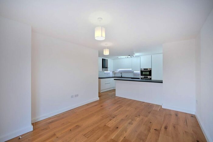 2 Bedroom Flat To Rent In Lanadron Close, Isleworth, TW7