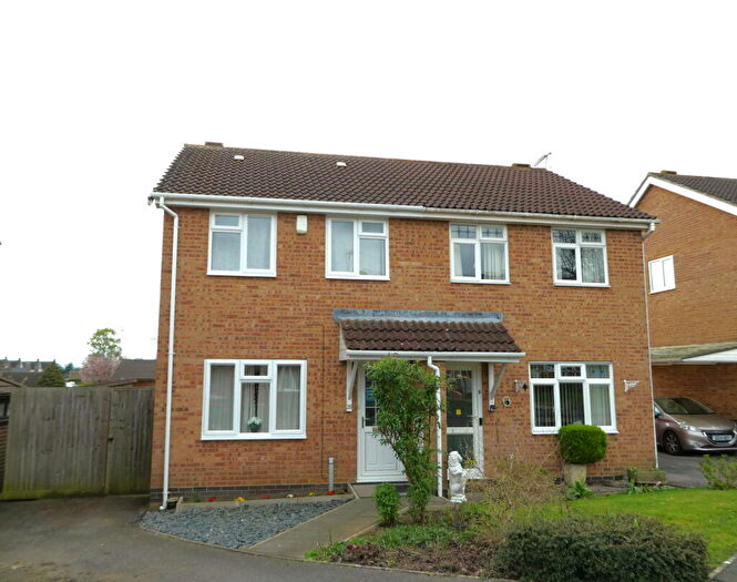 3 Bedroom Semi Detached House For Sale In Hillside Close, Banbury, OX16