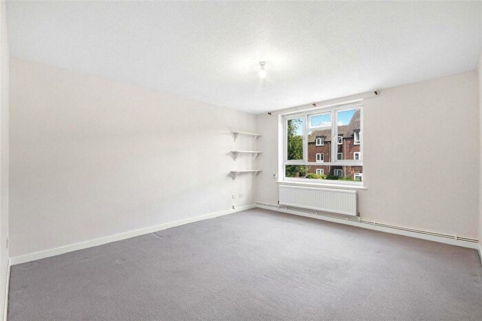 2 Bedroom Flat To Rent In Fawcett Close, Clapham Junction, London, SW11