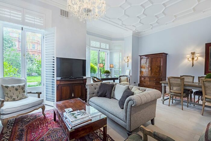 3 Bedroom Flat To Rent In Sloane Gardens, Chelsea, SW1W