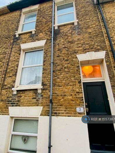 2 Bedroom Flat To Rent In Fonblanque Road, Sheerness, ME12