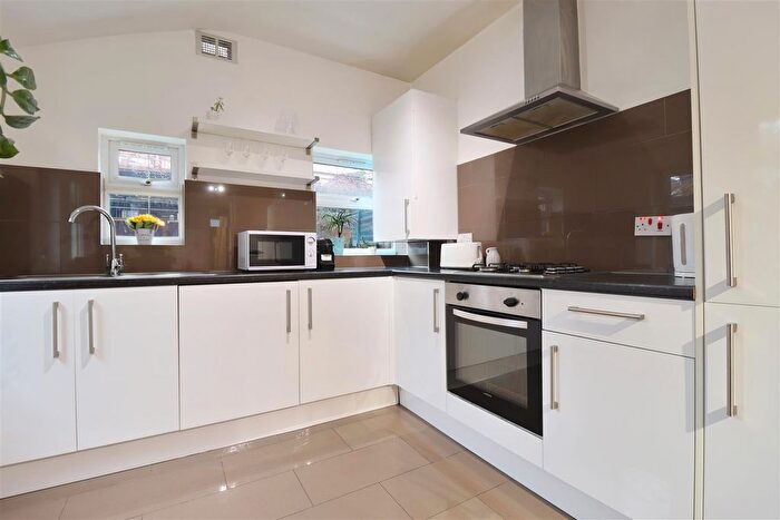 3 Bedroom Property For Sale In Lynton Road, London, SE1