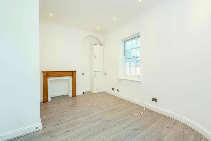 2 Bedroom Flat To Rent In A Upper Street, London, N1