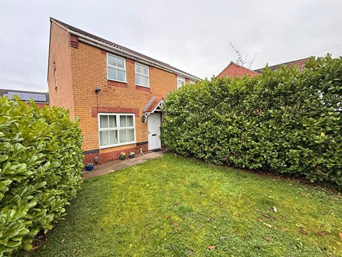 3 Bedroom Semi Detached House To Rent In Brafferton Arbor, Bradford, BD6