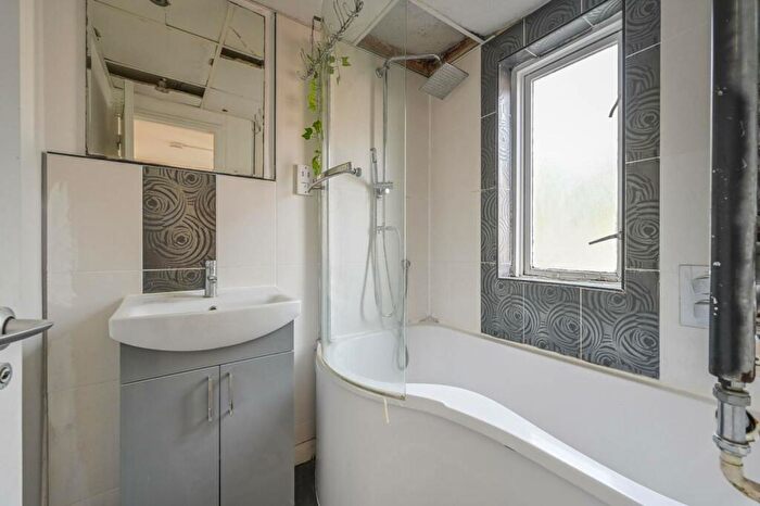 3 Bedroom Flat To Rent In Crofts Street, Tower Hamlets, London, E1