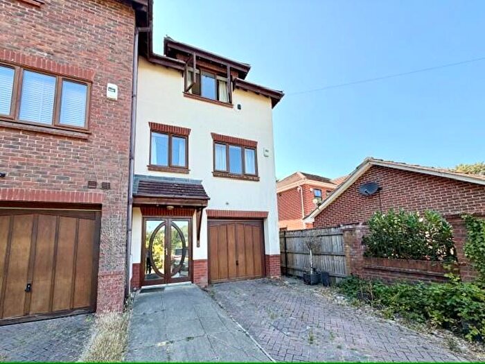 4 Bedroom House To Rent In Bassett Crescent East, SO16