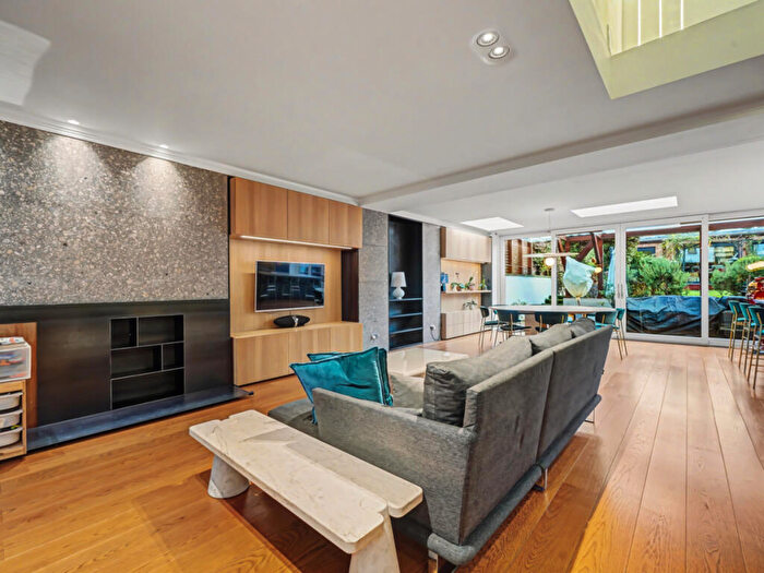 4 Bedroom Detached House For Sale In Cairnfield Avenue, London, NW2