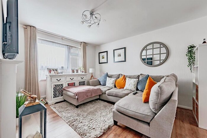 1 Bedroom Apartment For Sale In Carrington Close, Redhill, RH1