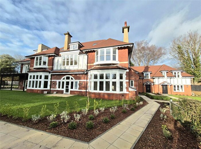 2 Bedroom Apartment For Sale In West Overcliff Drive, Bournemouth, Dorset, BH4