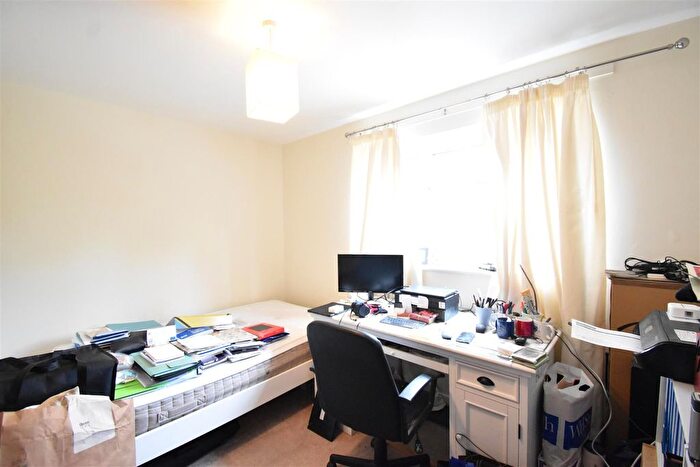2 Bedroom Flat To Rent In Cranes Park, Surbiton, KT5
