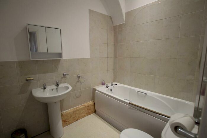 2 Bedroom Flat To Rent In Dempster Street, Greenock, PA15