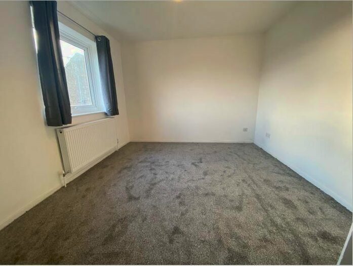 2 Bedroom Flat To Rent In Slough, Berkshire, SL2