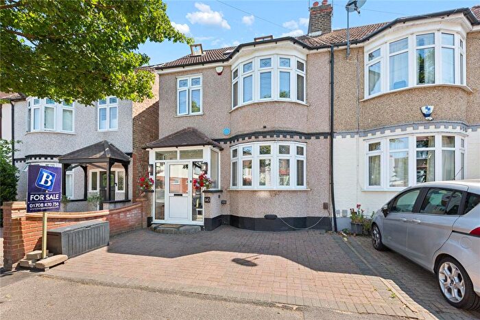 4 Bedroom End Of Terrace House For Sale In Lyndhurst Drive, Hornchurch, RM11