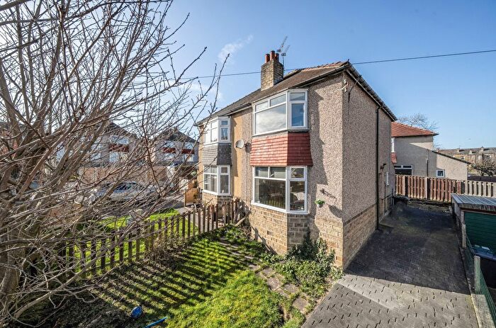 2 Bedroom Semi Detached House For Sale In Warneford Rise, Huddersfield, West Yorkshire, Uk, HD4