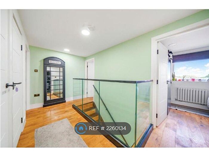 3 Bedroom Flat To Rent In Hastings Close, London, SE15