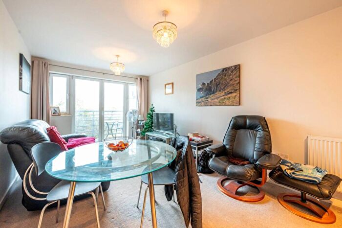 2 Bedroom Flat For Sale In Cannock Court, Walthamstow, London, E17