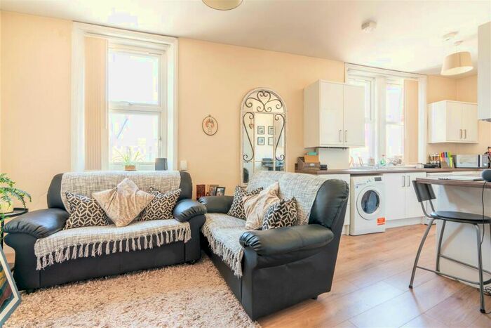 2 Bedroom Maisonette To Rent In £.pppw - Rothbury Terrace, Heaton, NE6