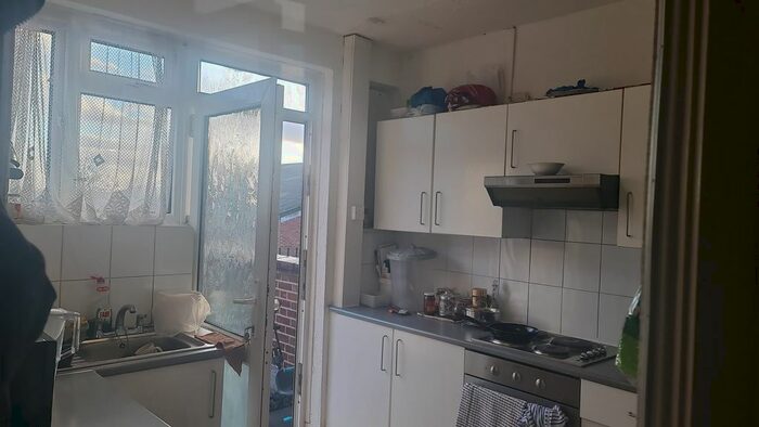 1 Bedroom Flat To Rent In Broadway Parade, Hornchurch, RM12