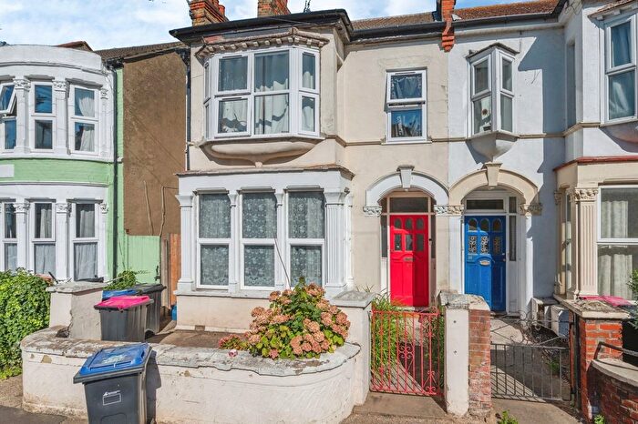 2 Bedroom Flat For Sale In Brightwell Avenue, Westcliff-On-Sea, Essex, SS0