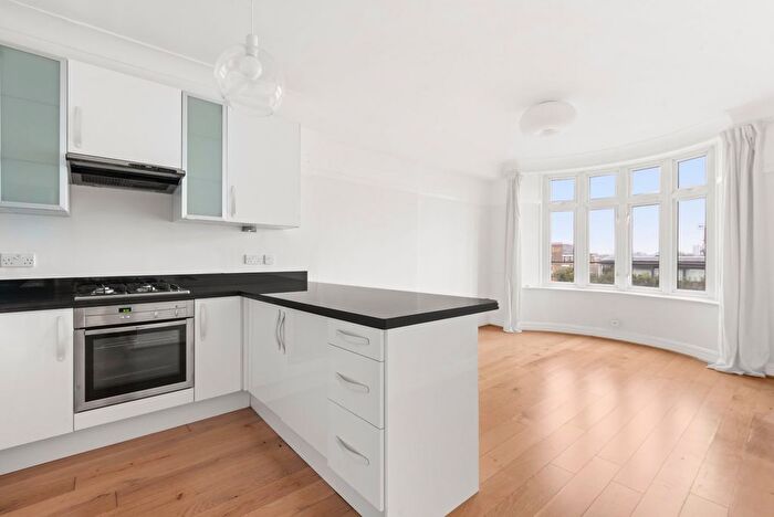 2 Bedroom Flat To Rent In Parkview Court, Fulham, SW6