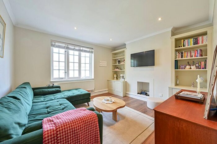 2 Bedroom Flat For Sale In Tower Court, Wandsworth, London, SW18