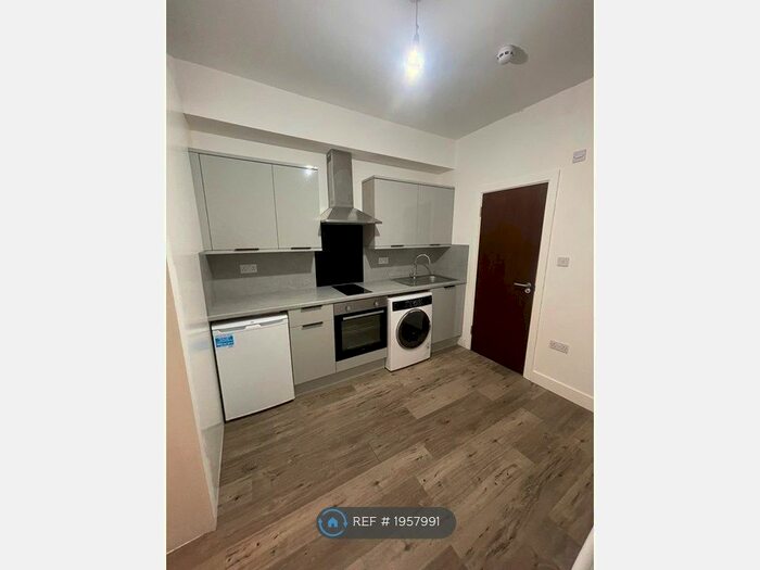 Studio To Rent In Grenoble Gardens, London, N13