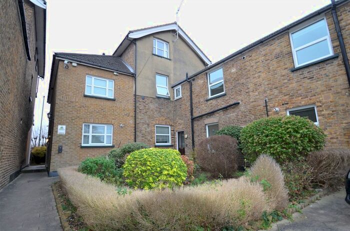 1 Bedroom Flat To Rent In Richmond Crescent, Staines, TW18