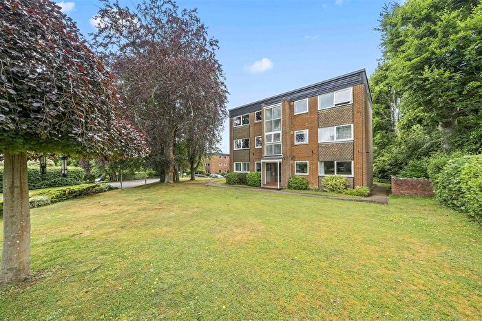 1 Bedroom Flat For Sale In Rossiter Lodge, Rosetrees, Guildford, GU1
