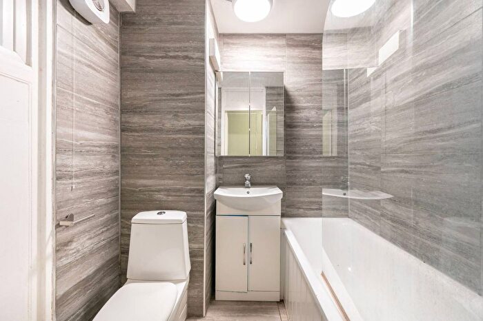 2 Bedroom Flat For Sale In Darfield Way, North Kensington, London, W10