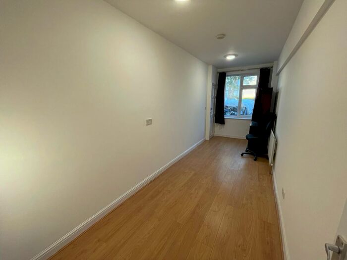 Studio To Rent In Derwent Avenue, London, NW7