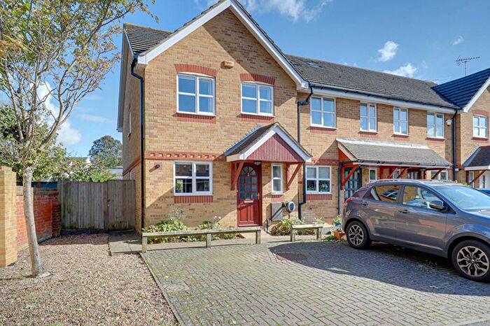 3 Bedroom End Of Terrace House For Sale In Elliots Way, Caversham, RG4