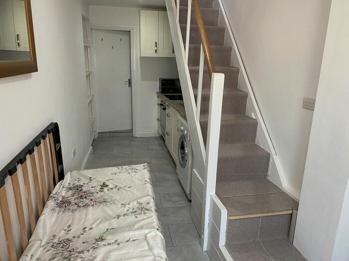 1 Bedroom Mews To Rent In Bleriot Road, Hounslow, Middlesex, TW5