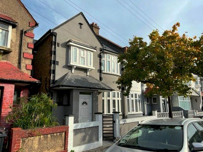 2 Bedroom Flat To Rent In Sudbourne Road, London, SW2