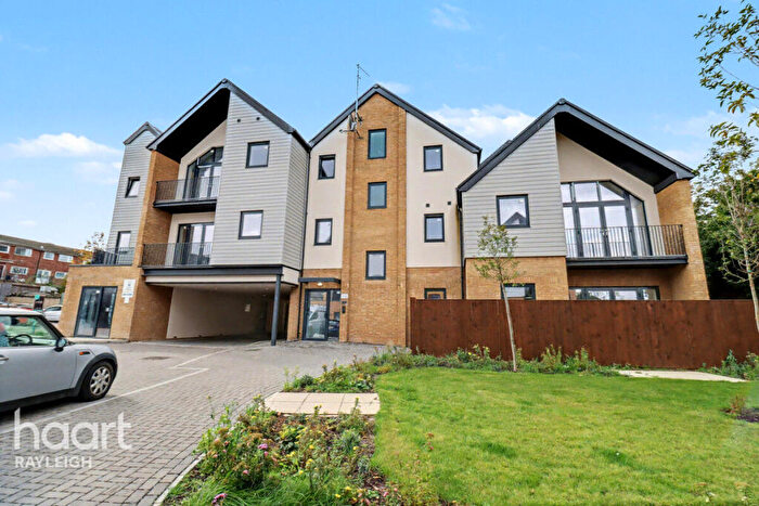 2 Bedroom Flat For Sale In High Road, Rayleigh, SS6