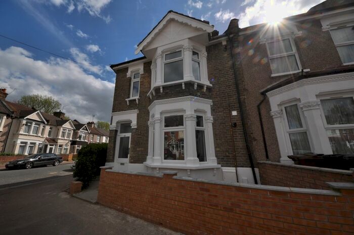 2 Bedroom Flat To Rent In Park Avenue, Barking, IG11
