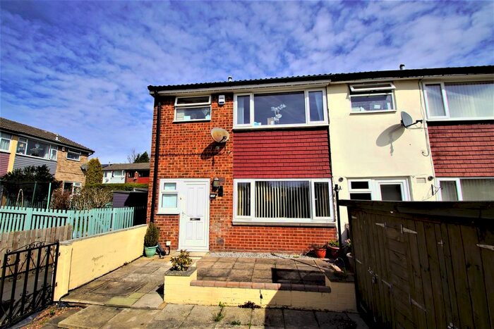 3 Bedroom Town House To Rent In Garland Drive, Leeds, LS15