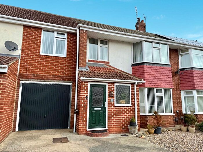 4 Bedroom Semi-Detached House For Sale In Ravenswood Close, Forest Hall, Tyne And Wear, NE12