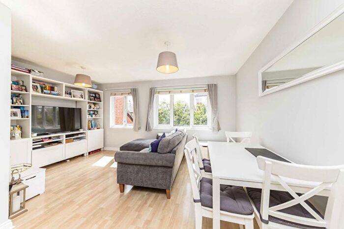 2 Bedroom Flat To Rent In Hopwood Close, Earlsfield, SW17