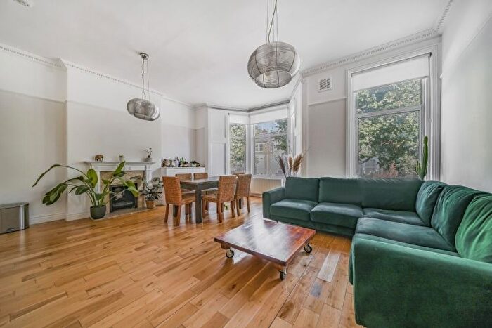 2 Bedroom Flat To Rent In Shepherds Bush Road, London, W6