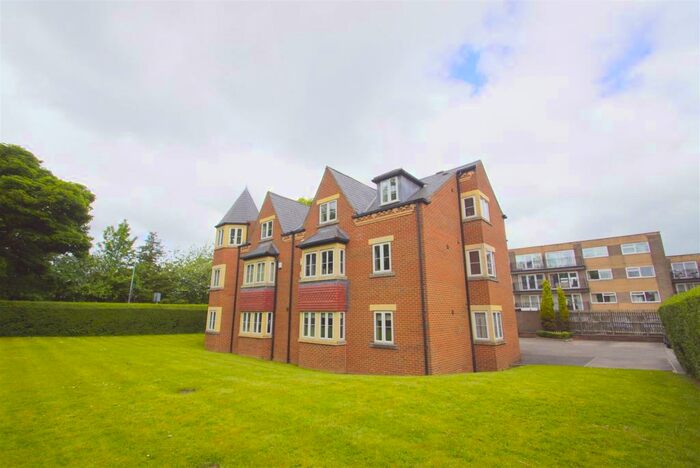 2 Bedroom Flat To Rent In Lime Tree Lodge, Street Lane, Leeds, LS17