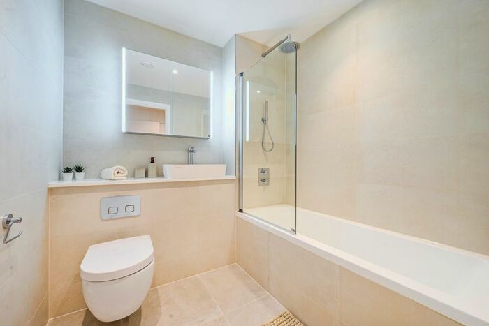 2 Bedroom Flat To Rent In Bradshaw Close, London, Twickenham, TW1