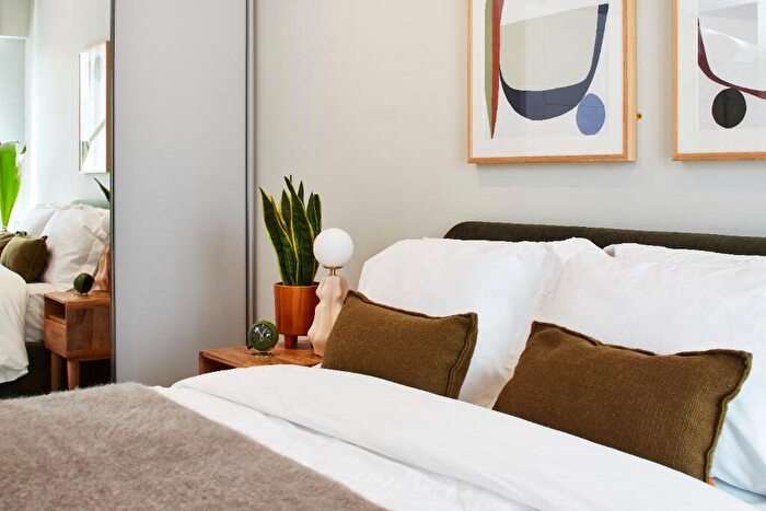 2 Bedroom Apartment To Rent In Moat Street, London, SW11