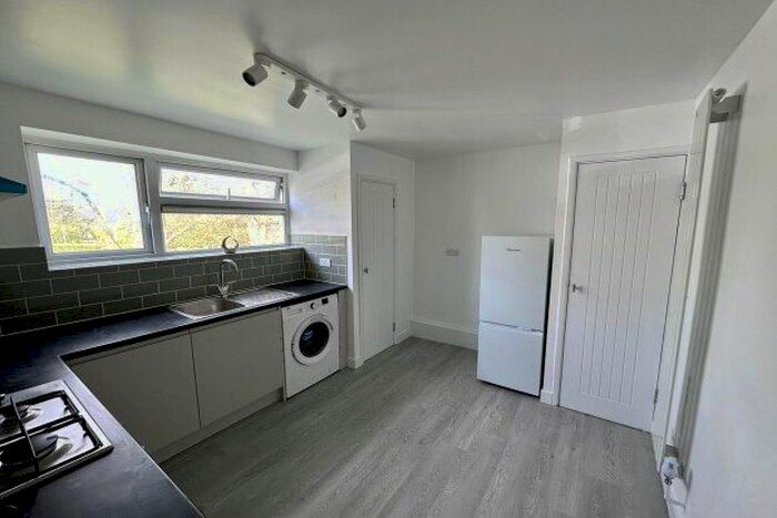3 Bedroom Flat To Rent In Fairfield Road, Woodford Green, IG8