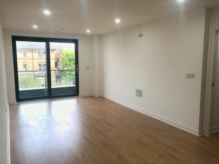2 Bedroom Flat To Rent In College House, Putney Hill, London, SW15