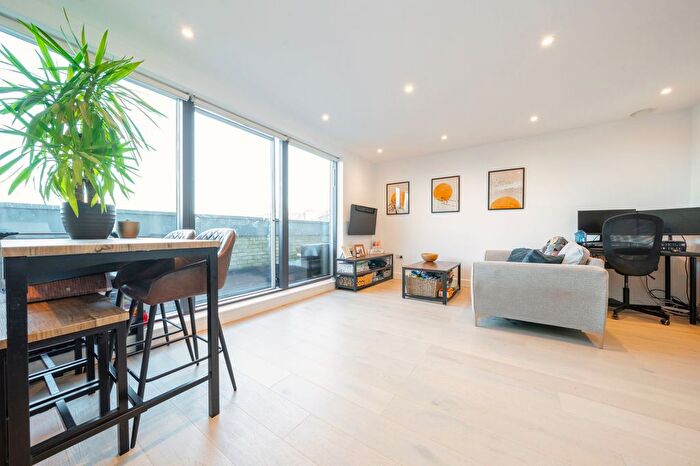 1 Bedroom Flat For Sale In St. Johns Road, Wotton House, TW7