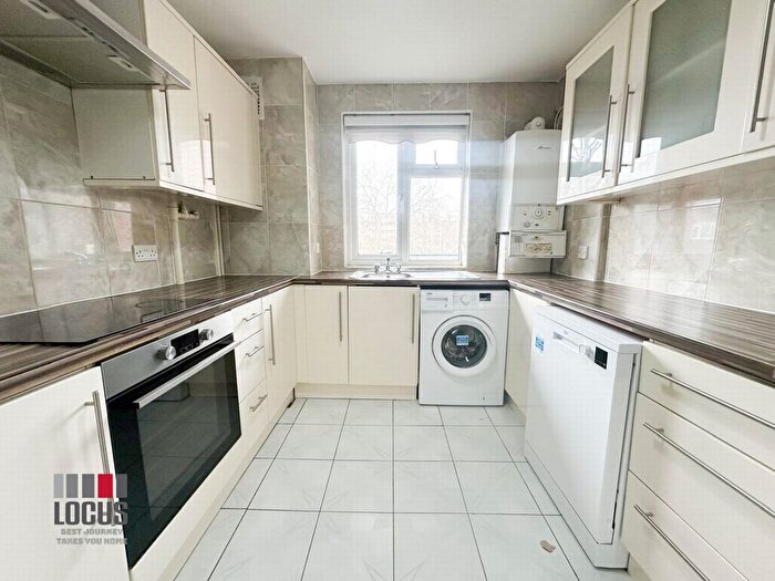 2 Bedroom Flat To Rent In Queensbridge Court, Hackney, E2