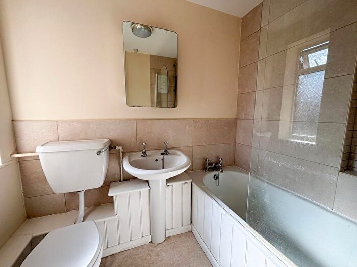 2 Bedroom Apartment To Rent In Alpine Court, Kenilworth, CV8