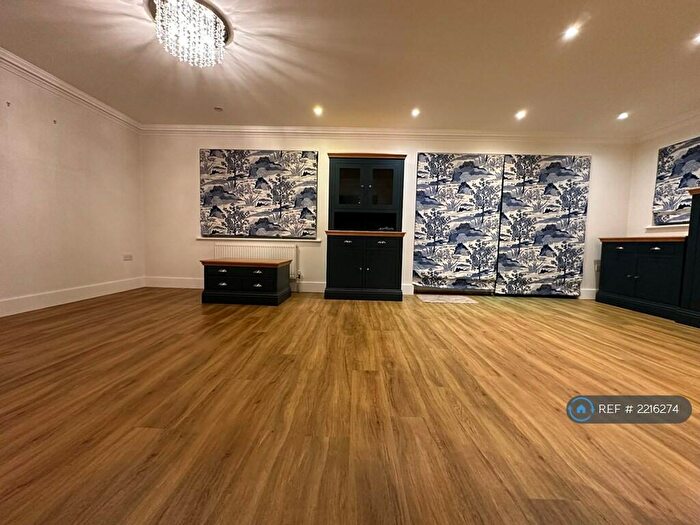 6 Bedroom Semi-Detached House To Rent In Sinclair Grove, London, NW11